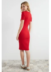  Collection فستان رصاص ميدي محبوك قابل للتمدد برقبة دائرية باللون الأحمر TWOSS24EL00486