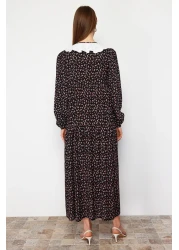  Modest فستان فيسكوز منقوش باللون الأسود مع تفاصيل طية صدر السترة TCTSS21EL3655