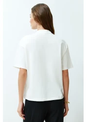  Collection تي شيرت أبيض 100% من القطن بياقة واقفة وأكمام ثلاثة أرباع TWOSS24TS00074