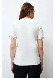  Collection تي شيرت محبوك بقصة عادية/عادية ومزين باللؤلؤ الأبيض TWOSS24TS00070