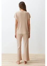  Collection طقم بيجامة محبوكة بياقة مضلعة باللون البيج THMSS24PT00234