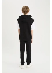 Defacto طقم للأولاد مكون من 3 قطع - سويت شيرت بغطاء للرأس، بدون أكمام ومطبوع، تي شيرت بأكمام قصيرة، ملابس بأرجل مرنة