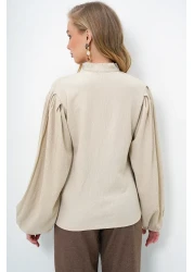 Trend Alaçatı Stili بلوزة قميص نسائية بياقة القاضي باللون البيج وأزرار أمامية وأكمام بالونية Alc-X11872