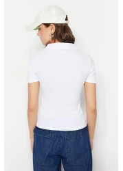  Collection بلوزة بيضاء بسحاب ومفصلة وياقة بولو ومضلعة ومتماسكة TWOSS23BZ00496