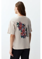  Collection تي شيرت محبوك بأكمام قصيرة ومريح مطبوع عليه حجر الظهر TWOSS24TS00147