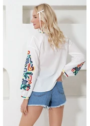 Trend Alaçatı Stili بلوزة نسائية بيضاء مطرزة بالنيون من البوبلين ALC-X11926