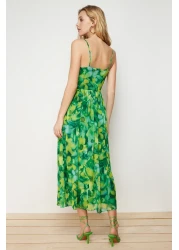  Collection فستان طويل من الشيفون المنسوج بطبعة زهور خضراء على شكل حرف A ومزين بتفاصيل مكشكشة TWOSS23EL02013