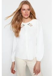  Collection قميص منسوج من القطن إكرو - ياقة مطرزة، مقاس عادي TWOSS23GO00009