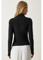 Happiness İstanbul بلوزة نسائية سوداء بياقة عالية وتصميم على شكل كثبان رملية تتجمع فوق الكتف FF00135