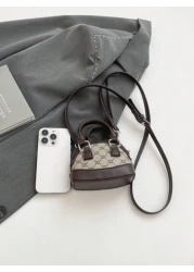 حقيبة يد صغيرة ، لون داخلي منقوش بشكل معين بأسلوب عتيق بشكل صدفة فينتاج