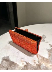 حقيبة سهرة كلاسيكية أنيقة مزينة بالكريستالات البراقة على كلا الجهتين ذات لون برتقالي و تصميم براق، مع سلسلة ك