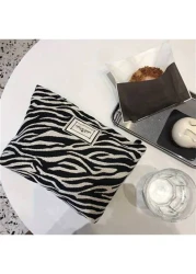 كيس تجميل بطباعة الزرافة أنيق ذو مقبض - منظم مكياج ذو سعة كبيرة للنساء، رائع للاستخدام اليومي أو السفر والعطلا