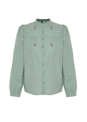  Collection قميص عادي مطرز بالزهور الخضراء مع تفاصيل مطرزة TWOSS23GO00152