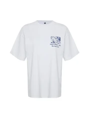  Collection تي شيرت أبيض محبوك 100% من القطن مطبوع من الأمام والظهر مقاس كبير/مريح TWOSS24TS00234