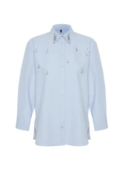  Collection قميص منسوج بتفاصيل حجر أزرق فاتح - مقاس عادي TWOSS24GO00069