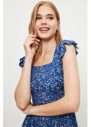  Collection فستان منسوج متوسط الطول من الفيسكوز بطبعة زهور باللون الأزرق الداكن ورقبة مربعة على شكل حرف A TWOSS20EL3331