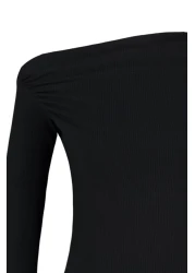  Collection أسود ثنيات قارب الرقبة غير المتكافئة بسط كم طويل محبوك بلوزة TWOAW24BZ00393