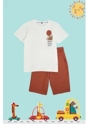 TRENDYOLKIDS طقم محبوك باللون الأزرق الداكن للأولاد - تي شيرت وسروال قصير مصنوع من القطن بنسبة 100% مع طباعة خلفية TKDSS24AU00008