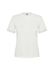  Collection تي شيرت محبوك بقصة عادية/عادية ومزين باللؤلؤ الأبيض TWOSS24TS00070