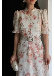 Julidress فستان من الكتان بتصميم مميز بطول متوسط ​​الطول وياقة واقفة وأزرار وطبعة زهور مع حزام