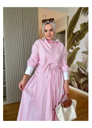 Aselim Hijap Moda تنورة قماش بوبلين مخططة وقميص بدلة بتفاصيل حجرية باللون الوردي