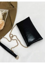 حقيبة مخططة ظرف صلابة بلون سادة بو بنمط ظرف  وهي حقيبة يد جميلة للحفلات الملونة في ألوان زاهية، تأتي بحزام كتف