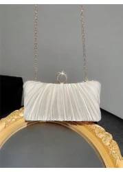 حقيبة سهرة نسائية فاخرة بطيات من الساتان المزينة بإبزيم حلقي لامع للحفلات والمناسبات الرسمية والأعراس مع حما