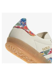adidas حذاء رياضي نسائي من Gaselle Indoor X Liberty London باللون الكريمي