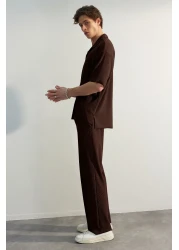  Collection تي شيرت عثماني بياقة بولو - مقاس واسع، مزخرف وغير قابل للتجاعيد، بني، إصدار محدود TMNSS23PO00020