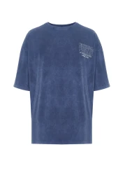  Collection تي شيرت نيلي كبير الحجم/واسع القطع بتأثير شاحب مطبوع عليه حروف 100% قطن TMNSS24TS00043