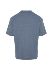  Collection تي شيرت وافل واسع القطع منقوش باللون النيلي - جيب وملصق، كم قصير TMNSS23TS00077