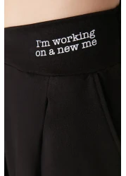  Collection بنطال محبوك بطبعة سوداء بأرجل واسعة/قصة مريحة وخصر غير متماثل TWOAW23PL00389