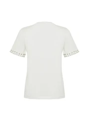  Collection تي شيرت محبوك بقصة عادية/عادية ومزين باللؤلؤ الأبيض TWOSS24TS00070
