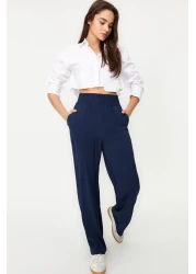  Collection بنطلون منسوج مرن باللون الأزرق الداكن بأرجل واسعة وخصر عريض للكاحل TWOSS22PL00024