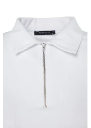  Collection بلوزة بيضاء بسحاب ومفصلة وياقة بولو ومضلعة ومتماسكة TWOSS23BZ00496