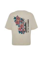  Collection تي شيرت محبوك بأكمام قصيرة ومريح مطبوع عليه حجر الظهر TWOSS24TS00147