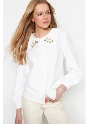  Collection قميص منسوج من القطن إكرو - ياقة مطرزة، مقاس عادي TWOSS23GO00009