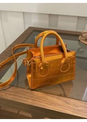 حقيبة كتف/حقيبة عبر الجسم أنيقة وعصرية بتصميم أنيق، ذات موحد اللون، لامع، قوام قماش الإبط مع سلسلة ، بطبعة تمس