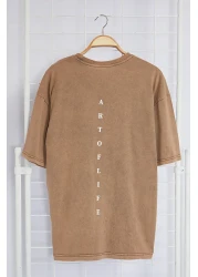 Collection تي شيرت بني كبير الحجم/واسع القطع بتأثير باهت مطبوع 100% قطن TMNSS23TS00166