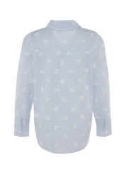  Collection قميص من القطن بقصة واسعة بنقوش بالزهور باللون الأزرق - TWOSS23GO00373