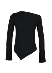  Collection أسود ثنيات قارب الرقبة غير المتكافئة بسط كم طويل محبوك بلوزة TWOAW24BZ00393