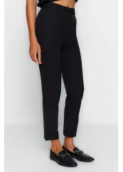  Collection بنطال أسود أساسي من القماش المنسوج بأرجل ضيقة TWOSS19ST0038