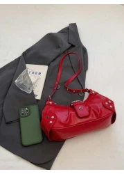 حقيبة هلالية بتصميم وقوام مصنوعة من جلد البولي يوريثان بنمط أزياء كاجوال وبسيطة وعملي