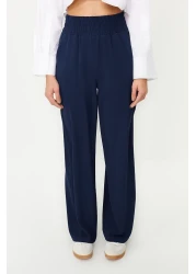  Collection بنطلون منسوج مرن باللون الأزرق الداكن بأرجل واسعة وخصر عريض للكاحل TWOSS22PL00024